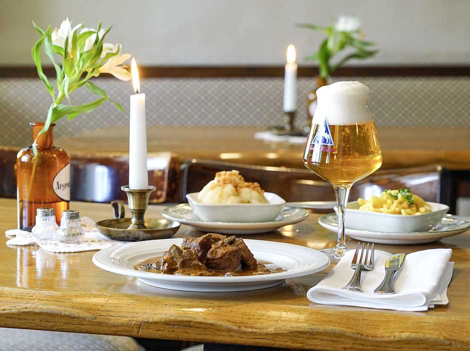 Gedeckter Tisch mit deutschen Gerichten und Getränken im Restaurant