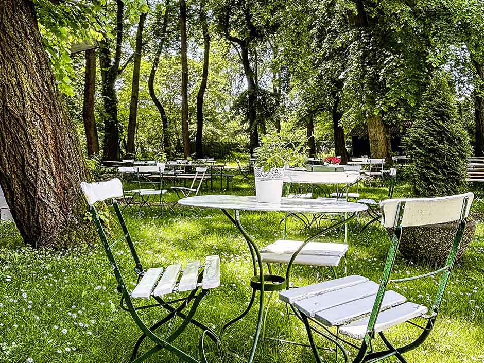 Biergarten des Gliesmaroder Thurms unter alten Bäumen